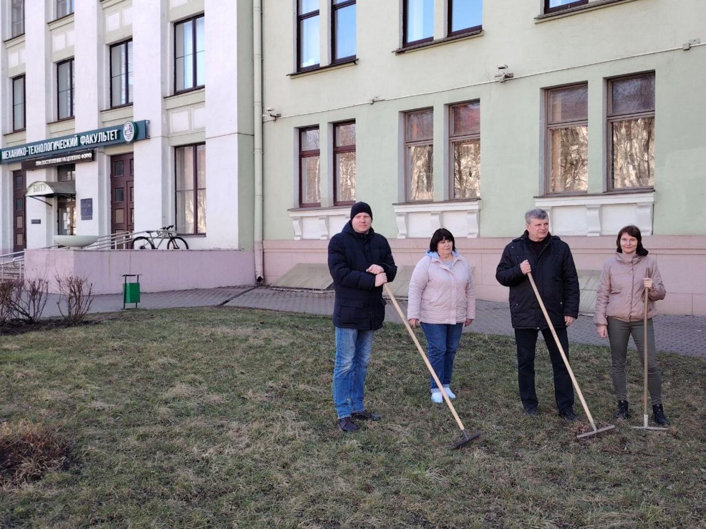 Соответствовать высоким стандартам чистоты. МТФ провел весенний субботник